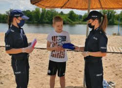 policjantki rozmawiają z chłopcem