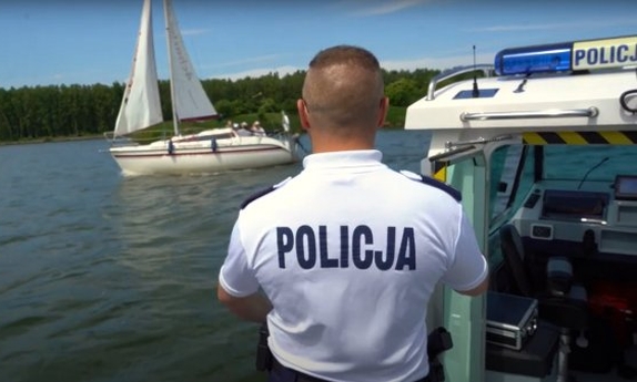 policjant na łodzi policyjnej