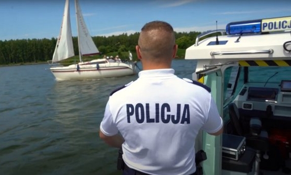 policjant na łodzi policyjnej