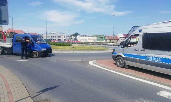 Policjanci monitorują sytuację na terenach popowodziowych - dwa radiowozy na skrzyżowaniu ulic