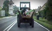 Traktor i naczepa na której siedziała kobieta i dwoje dzieci