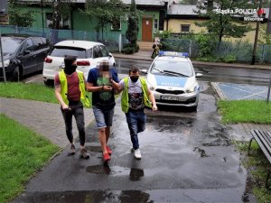 Policjanci prowadzą zatrzymanego