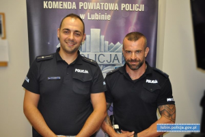 Policjanci, którzy eskortowali kobietę