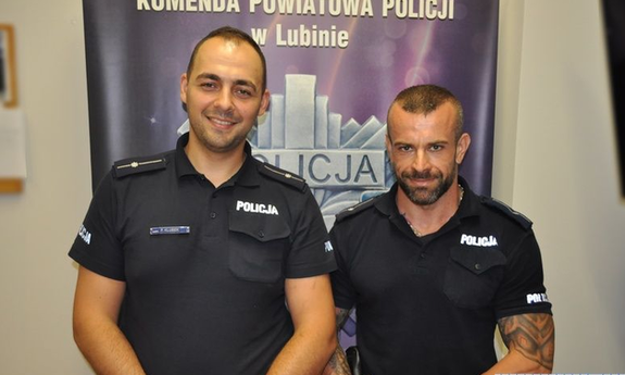 Policjanci, którzy eskortowali kobietę