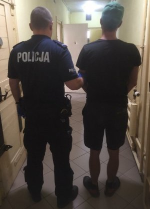 Policjant prowadzi podejrzanego