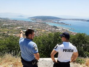 Patrol mieszany Polskiej Policji i Policji Chorwackiej  patrzy na panorame miasta