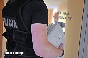 policjant z aktami w rękach