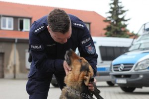 policyjny przewodnik psa z psem