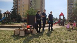 policjanci rozmawiają z dziećmi o bezpiecznych wakacjach