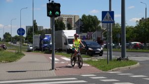 dziecko przejeżdżające przez śluzę rowerową