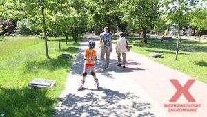 nieprawidłowe zachowanie dziecka jadącego na rolkach i korzystającego z telefonu komórkowego