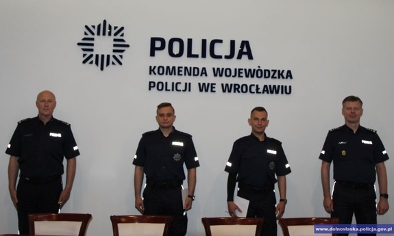 Komendant Wojewódzki Policji we Wrocławiu wraz z nagrodzonymi policjantami z Trzebnicy oraz Komendantem Komendy Powiatowej w Trzebnicy