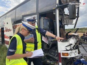 policjanci pracują na miejscu wypadku