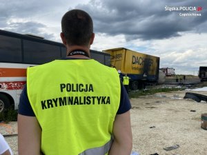 policjant na miejscu wypadku w tle robite pojazdy