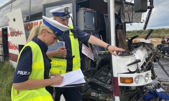 policjanci pracują na miejscu wypadku