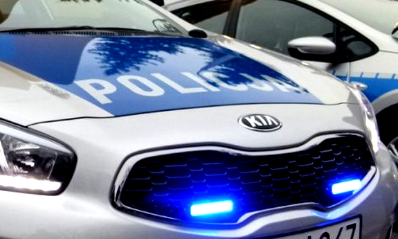 napis policja na radiowozie policyjnym