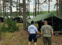 Bydgoscy policjanci wspólnie wraz ze Strażą Leśną Nadleśnictwa Różanna przeprowadzili kontrolę obozowisk harcerskich w Krówce Leśnej