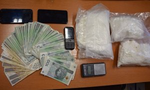 zabezpieczone narkotyki w przeźroczystej torbie foliowej, waga elektroniczna , telefony komórkowe oraz zabezpieczona gotówka