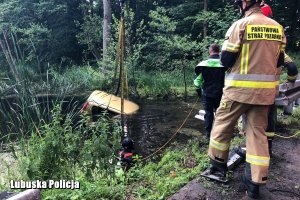 służby wyciągają zatopiony pojazd