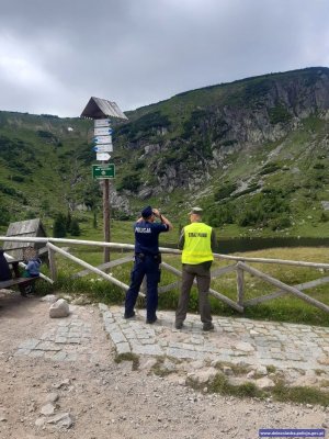 Jeleniogórski policjant we wspólnym patrolu w Karkonoszach ze strażnikiem Karkonoskiego Parku Narodowego patrolują tereny górskie