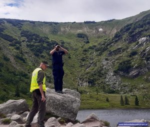 Jeleniogórski policjant we wspólnym patrolu w Karkonoszach ze strażnikiem Karkonoskiego Parku Narodowego patrolują tereny górskie