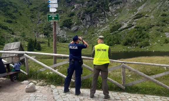 Jeleniogórski policjant we wspólnym patrolu w Karkonoszach ze strażnikiem Karkonoskiego Parku Narodowego patrolują tereny górskie