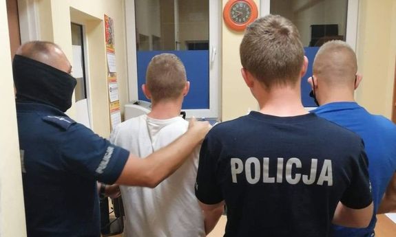 Zatrzymani prowadzeni przez policjantów