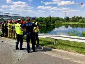 Służby porządkowe stoją na miejscy zdarzenia