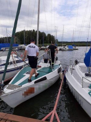 policjant i strażak wchodzą na zacumowany jacht&quot;&gt;