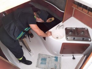 strażak sprawdza szczelność instalacji gazowej na łodzi