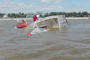 policjanci pomagają żeglarzom