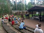 policjanci rozmawiają z młodzieżą o bezpieczeństwie