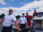 policjanci wodni na łodzi z ratownikami