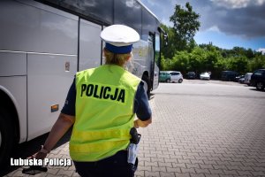 policjant w trakcie kontroli autokaru