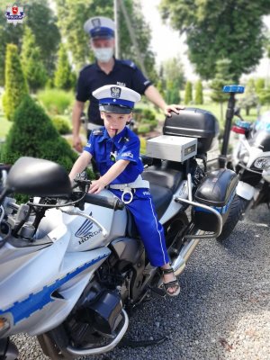 Wojtek na motocyklu policyjnym