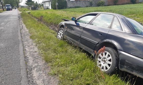 samochód znajdujący się w rowie