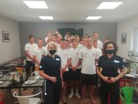 policjantki z wizyta z uczestnikami obozów sportowych wypoczywających na terenie Sanoka