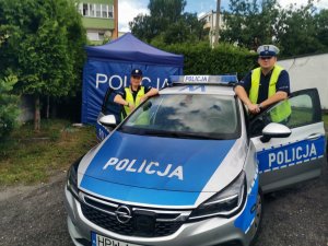 policjanci przy radiowozie