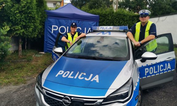 policjanci przy radiowozie