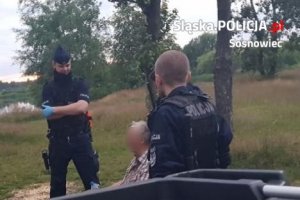 dwaj policjanci z odnalezionym mężczyzną