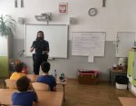 policjantka rozmawia z dziećmi o bezpieczeństwie