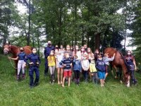 policjanci z młodzieżą podczas lekcji profilaktyki