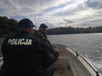 policjant i strażnik na łodzi