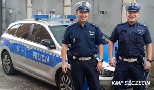 Na zdjęciu widać funkcjonariuszy, którzy eskortowali do szpitala mężczyznę, którego żona miała problemy z oddychaniem.