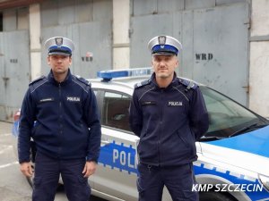 Na zdjęciu widać funkcjonariuszy, którzy eskortowali do szpitala mężczyznę, którego żona miała problemy z oddychaniem.