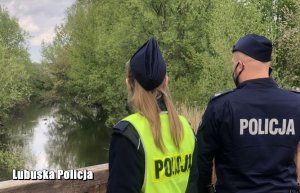 policjanci nad rzeką