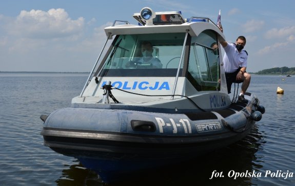 policjant na łodzi