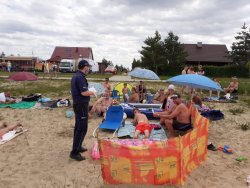 policjanci rozmawiają z turystami o bezpieczeństwie