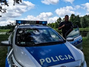 policjant przy radiowozie