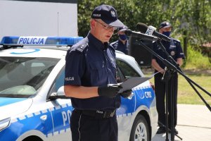 Policjant przemawia przemawia